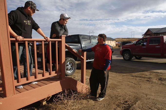 Oil industry workers visit at a so-called man camp outside Watford, North Dakota, October 20, 2012. Thousands of people have flooded into North Dakota to work in state's oil drilling boom. Picture taken October 20, 2012. REUTERS/Jim Urquhart (UNITED STATES - Tags: ENERGY BUSINESS EMPLOYMENT REAL ESTATE) Published: Říj. 22, 2012, 1:41 odp.