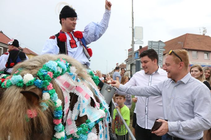 Po vyvolávce jezdců zpravidla následuje dar od přihlížejících, lidé bývají mnohdy štědří a dávají občas i stokoruny