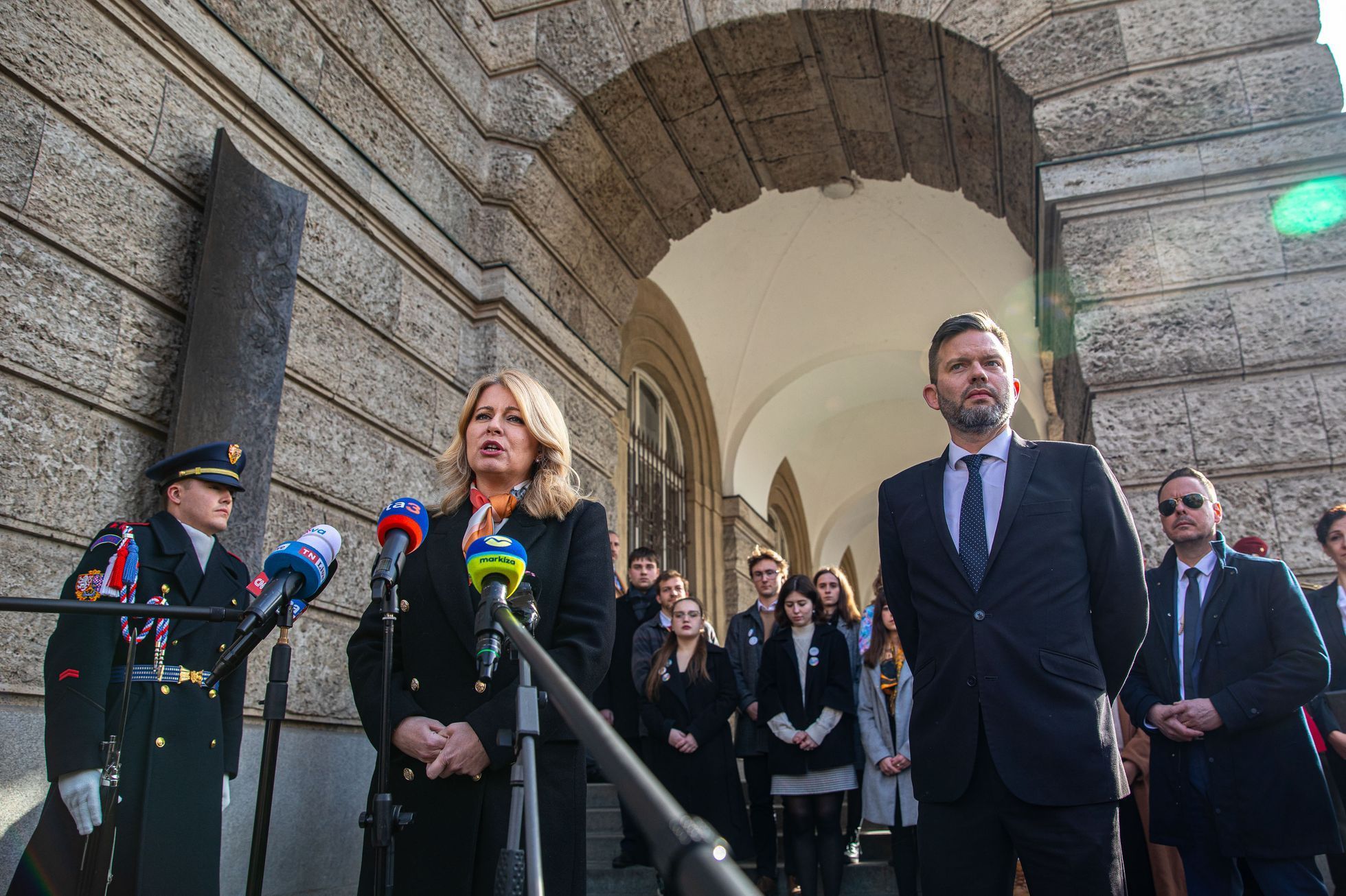 Slovenská prezidentka Zuzana Čaputová před Filozofickou fakultou v Praze