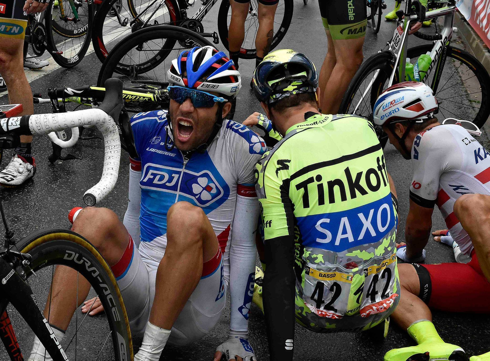 Pinot (FDJ) při jednom z pádů v páté etapě Tour de France 2015