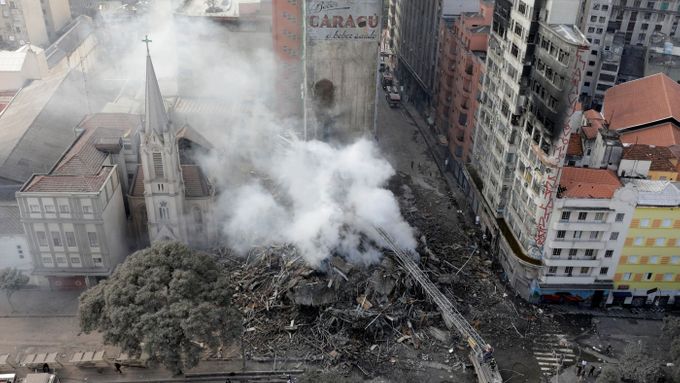 V Brazílii se při požáru zhroutil čtyřiadvacetipatrový dům, který načerno obývaly desítky rodin