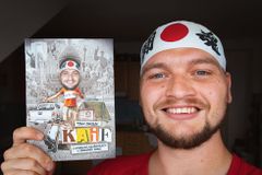 Cestovatel Tony Danilov se svou knihou KAIF: O stopování, kalašnikovech a japonském pornu.