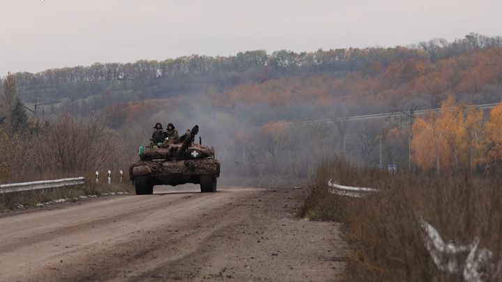"Z" je pryč, drtivá síla zůstala. Trofejní tank u Bachmutu ničí své původní majitele; Zdroj foto: Aktuálně.cz/Rádio Svobodná Evropa