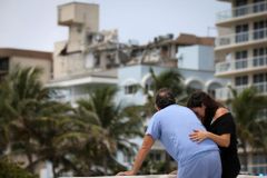Počet obětí po zřícení domu na Floridě stoupl na deset, na 150 lidí se pohřešuje