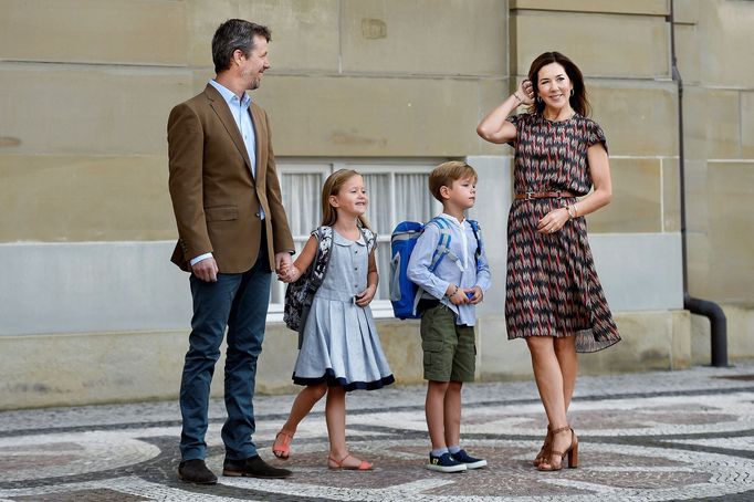 Dánský korunní princ Frederik se svou chotí a dětmi Vincentem a Josefínou na snímku z roku 2017.