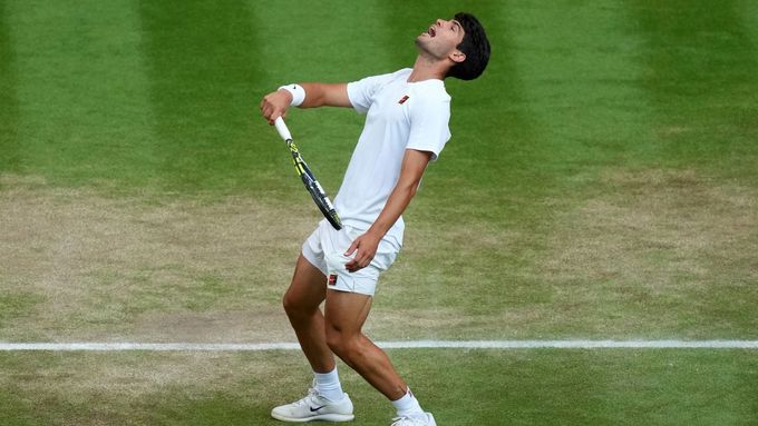 Zoufalý Carlos Alcaraz ve finále Wimbledonu