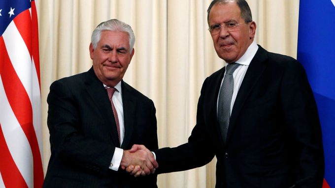 Ministři zahraničí USA a Ruska Rex Tillerson a Sergej Lavrov při setkání v Moskvě, archivní foto
