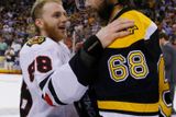 Jaromír Jágr se v dresu Bostonu do finále NHL podíval po 21 letech, ale Bruins nakonec museli ostrouhat. I kvůli Patricku kaneovi (na snímku s Jágrem), který byl vyhlášen nejlepším hráčem Stanley Cupu.