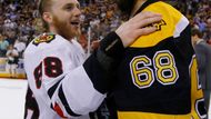 Jaromír Jágr se v dresu Bostonu do finále NHL podíval po 21 letech, ale Bruins nakonec museli ostrouhat. I kvůli Patricku kaneovi (na snímku s Jágrem), který byl vyhlášen nejlepším hráčem Stanley Cupu.