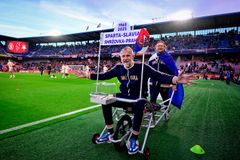 Trakařem na derby, výprava ze Smržovky dorazila na Letnou přes Pražský hrad