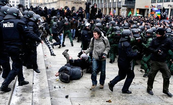 Policie se snaží v Drážďanech zabránit střetu anarchistů a neonacistů.