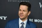 Mark Wahlberg věnuje 1,5 milionu dolarů za dotáčku filmu na podporu obětí sexuálního oběžování
