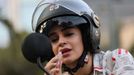 Íránská žena si nanáší lesk na rty, zatímco se dívá do zrcátka svého motocyklu, přestože jízda na motocyklu pro ženy v Íránu stále není oficiálně legální.