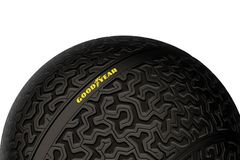 Goodyear vymýšlí kulovitou pneumatiku. S autem se spojí pomocí magnetické levitace