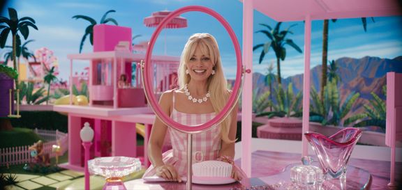 Z filmu Barbie (2023), kde se v roli Barbie objevila Margot Robbie.