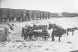 Železniční zásobování – Čechoslováci byli nejprve ruskými železničáři přijímáni s nedůvěrou. Rychle si ji ale získali zefektivněním dopravy či pružným využitím lokomotiv a vozů. Z údajného upřednostňování vlastních transportů nicméně později vyvstaly konflikty s ruskými úřady.
