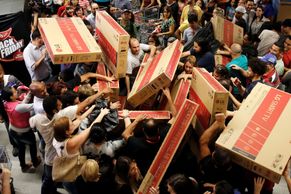 Fotky: Svět zachvátilo slevové šílenství. "Černý pátek" v lidech podporuje nutkavé nakupování