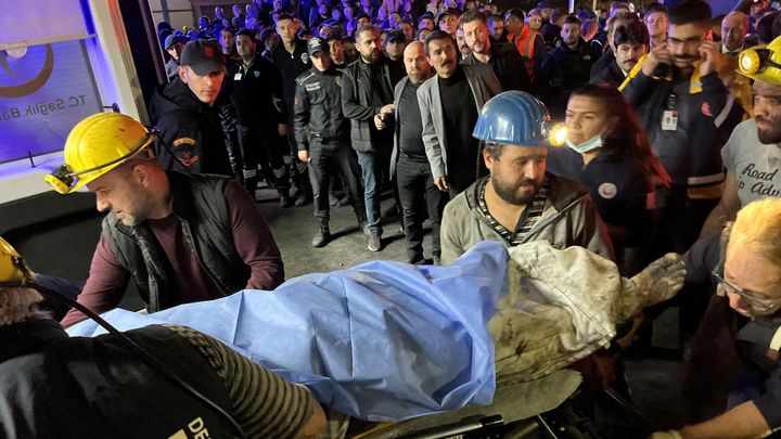 Po výbuchu v dole v Turecku zemřelo nejméně 28 horníků. Po dalších záchranáři pátrají; Zdroj foto: Nilay Meryem Comlek/Depo Photos via REUTERS