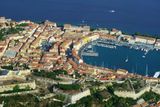 Ostrov Elba, kde žil ve vyhnanství Napoleon Bonaparte.
