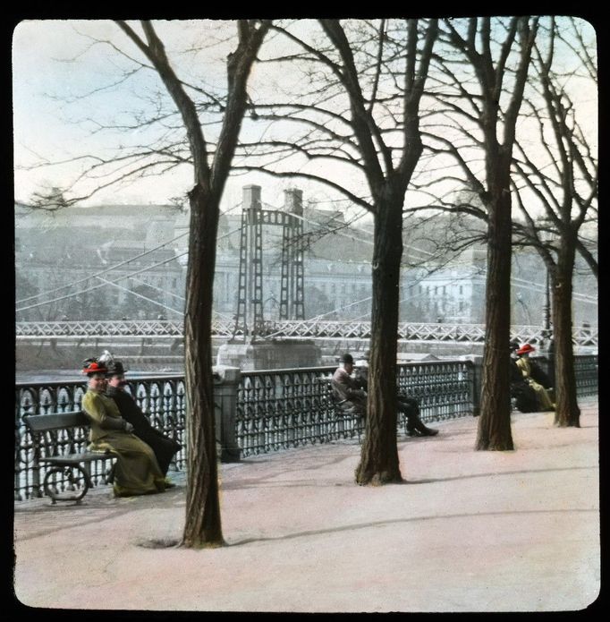 Anonym: Posezení na Alšově nábřeží, kolem 1900, Sbírka Scheufler.