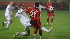 Castro v souboji s Doškem během zápasu Sparty s Leverkusenem