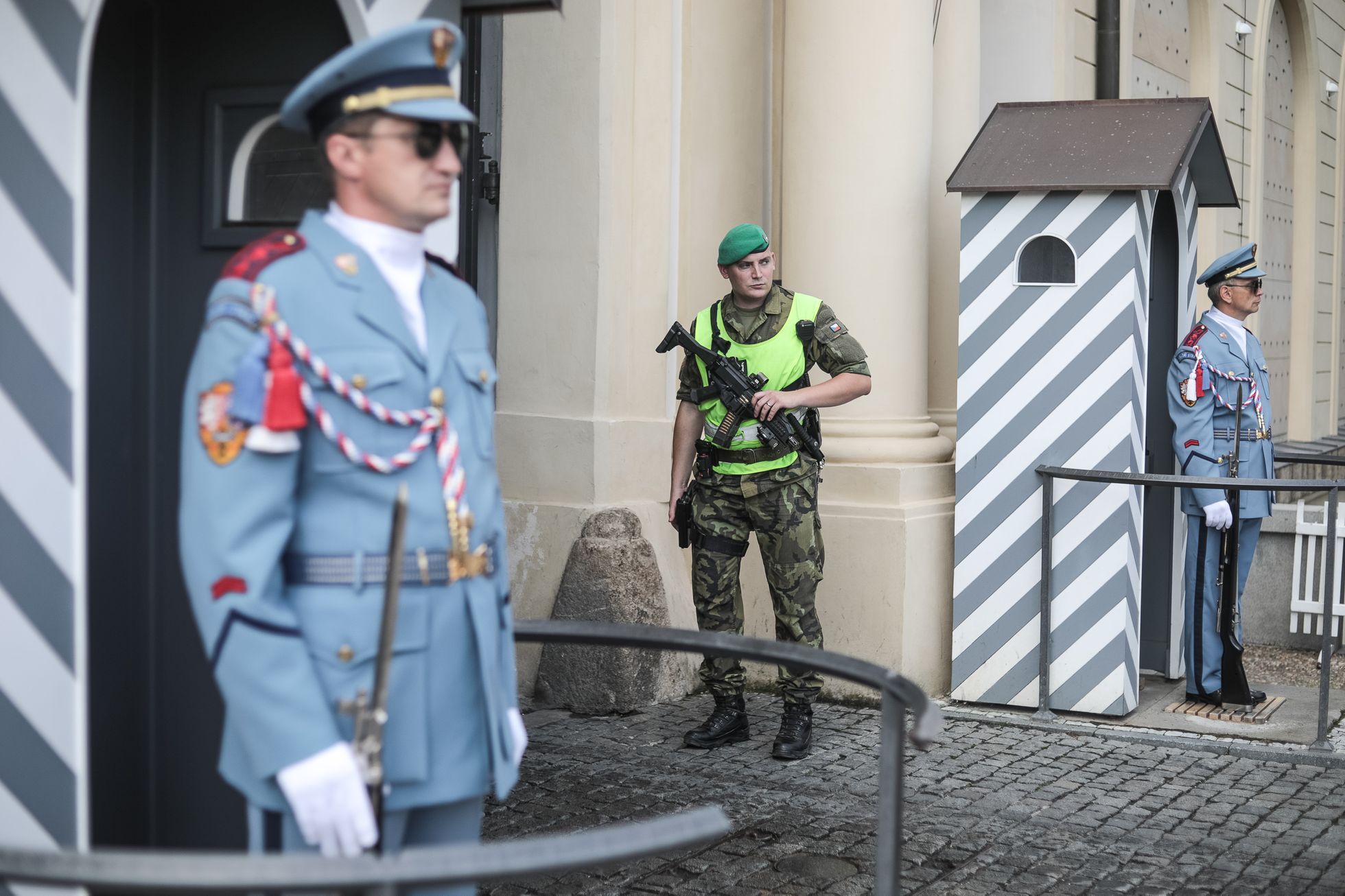 Fronty a turisté a Hradní stráž - Pražský Hrad