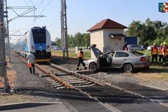 Honička s nečekaným koncem. Řidič ujížděl policistům, na přejezdu ho smetl vlak