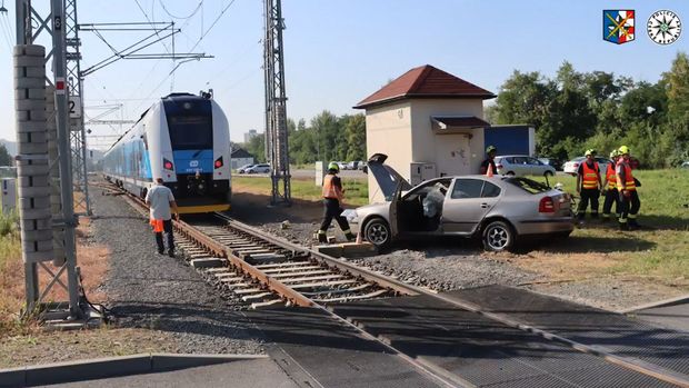 Honička s nečekaným koncem. Řidič ujížděl policistům, na přejezdu ho smetl vlak