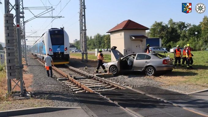 Policejní honičku na Olomoucku ukončila až srážka vozidla s osobním vlakem