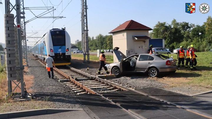 Honička s nečekaným koncem. Řidič ujížděl policistům, na přejezdu ho smetl vlak