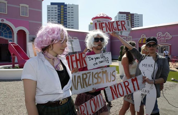 Demonstrators protest with a performance against a "Barbie Dreamhouse" of Mattel's Barbie dolls in Berlin, May 16, 2013. The life-sized house, covering about 1,400 square metres offers visitors to try on Barbie's clothes in her walk-in closet, tour her living room and her kitchen. REUTERS/Fabrizio Bensch (GERMANY - Tags: ENTERTAINMENT SOCIETY CIVIL UNREST) Published: Kvě. 16, 2013, 12:23 odp.