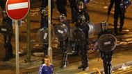 Policie blokuje ulici před běsnícími glasgowskými příznivci.