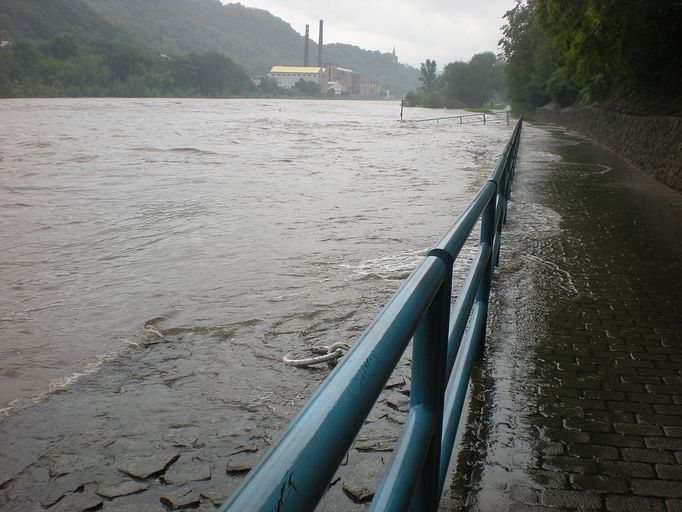 Takto to vypadalo v 17:00 na cyklostezce na Střekově v Ústí nad Labem směrem ke zdymadlům.