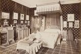 Královna Viktorie nechala pokoje vyzdobit tapetami. Na podlahu položila tartanové koberce se čtvercovým vzorem.