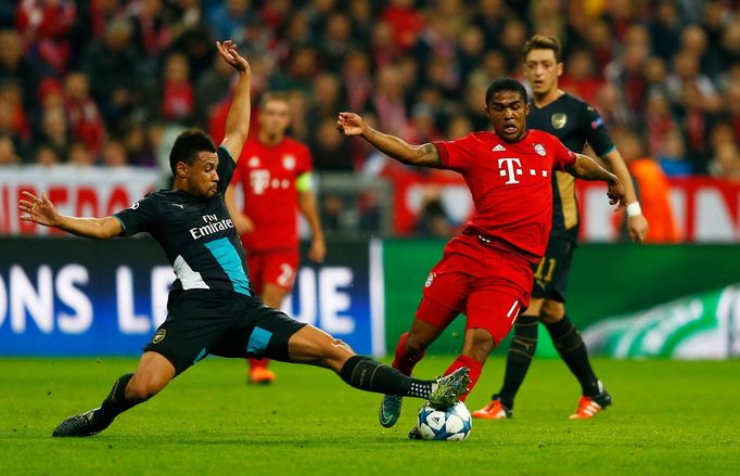 Arsenal's Francis Coquelin in action with Bayern Munich's Douglas Costa Reuters / Michael Dalder Livepic EDITORIAL USE ONLY.