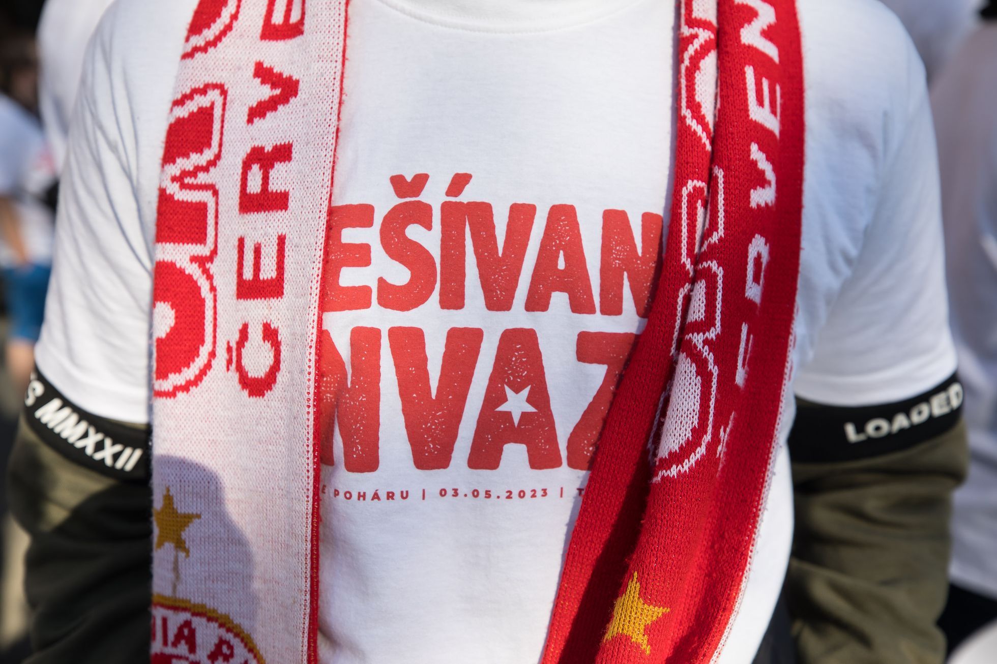 Derby Sparta - Slavia - finále Mol Cup - pochod fanoušků Slavie - Sešívaná invaze