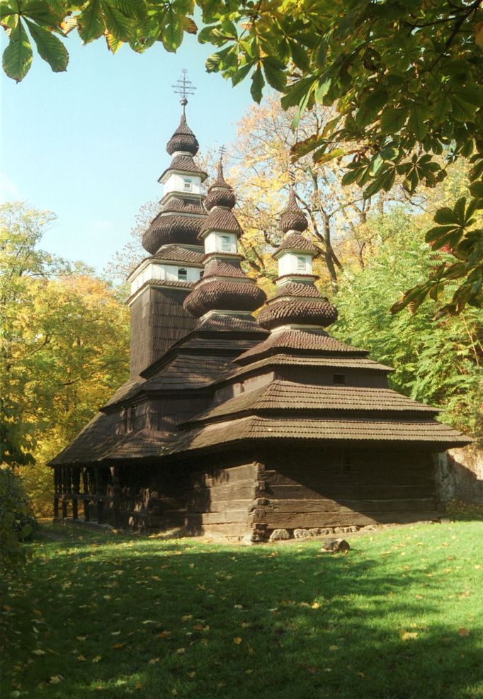 Pravoslavný kostelík sv. Michala v Kinského sadech přenesený v r. 1929 z Medvědovců u Mukačeva