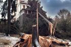 Vichr v Česku: Stromy padaly na domy i auta