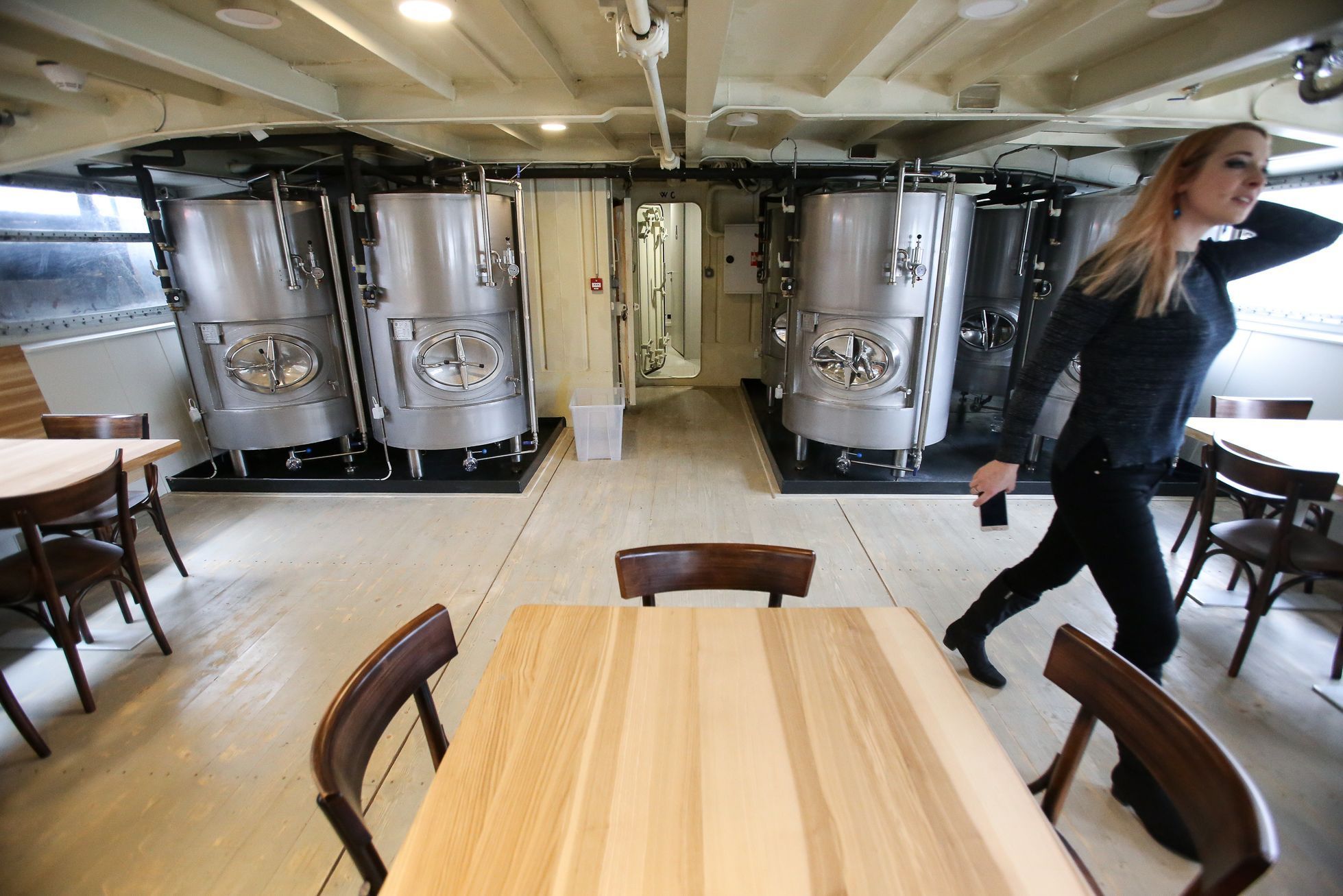 Loď Pivovar - restaurace s vlastním pivovarem na lodi v Praze