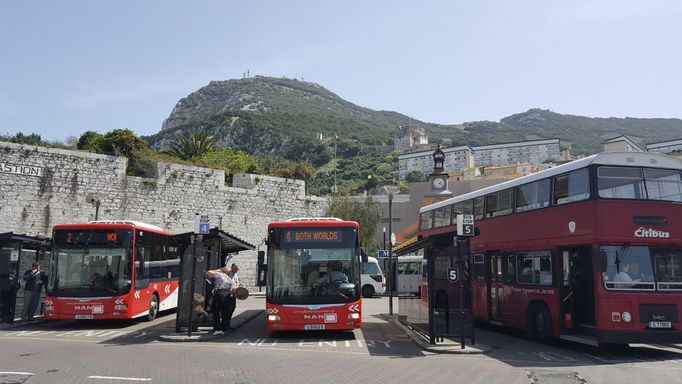 Gibraltarská skála s doubledeckerem v popředí.