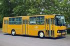 Autobus v typické žluté barvě maďarského dopravce Volán, v 80. letech přitom v řadě měst nejezdily jiné autobusy než ty řady 200.