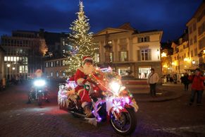 Evropská města před Vánoci: Santa Claus na motorce, klobásky i litry svařáku