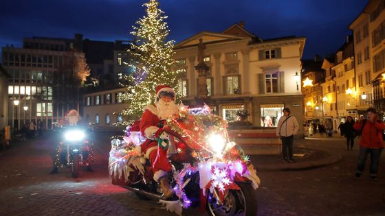 Santa Claus se zastavil ve švýcarském Curychu na Harley Davidsonovi.