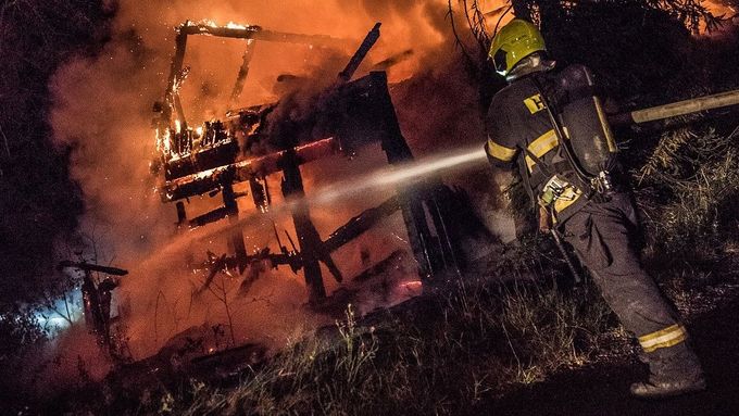 Hasiči likvidují požár chaty v Krásném Buku na Děčínsku