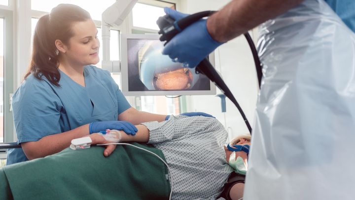 Přejedli se o Vánocích a teď s bolestí končí u lékařů. Ordinace hlásí nárůst pacientů