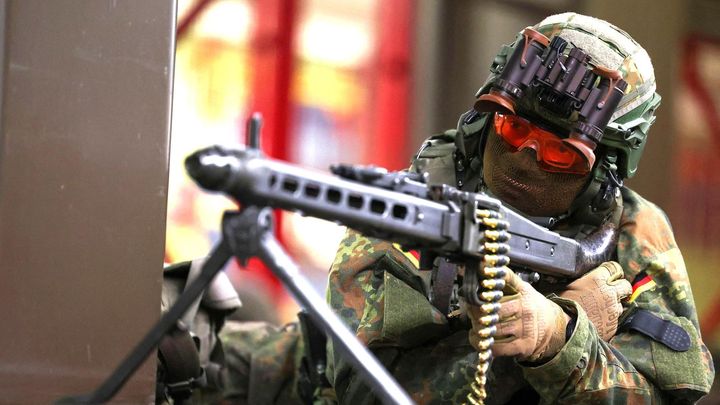 Evropa se připravuje na obranu. Kde všude musí mladí do armády?