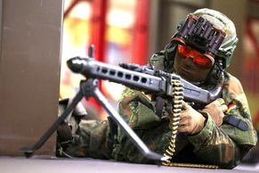 Evropa se připravuje na obranu. Kde všude musí mladí do armády?