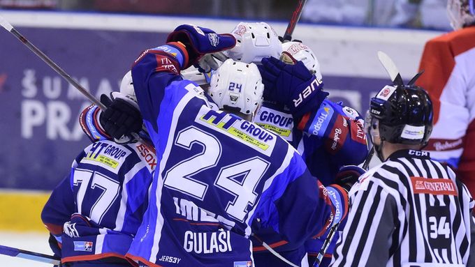 Hokejisté Komety Brno slaví výhru v Olomouci