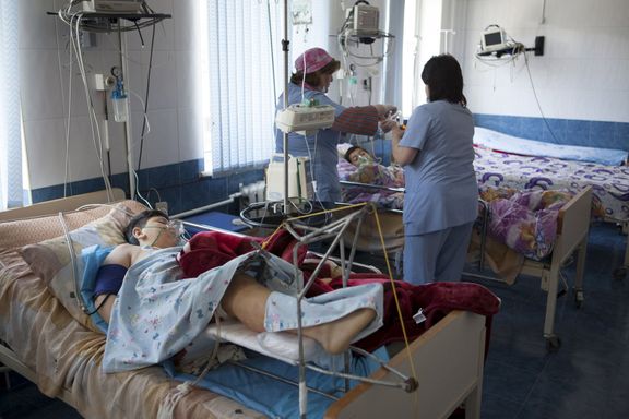 Zdravotnický personál v nemocnici v Náhorním Karabachu ošetřuje dva dvanáctileté hochy, kteří byli zraněni v přestřelkách mezi Ázerbajdžánci a Armény.