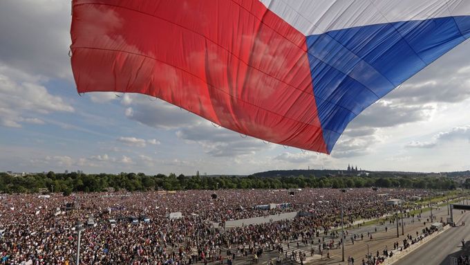 Pokojná demonstrace v Praze na Letné ukázala, že "naděje zlátne".